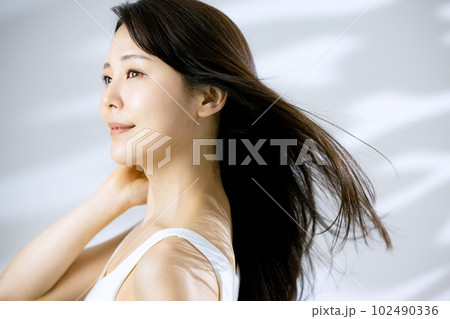 ヘアケア　女性　トリートメント 102490336