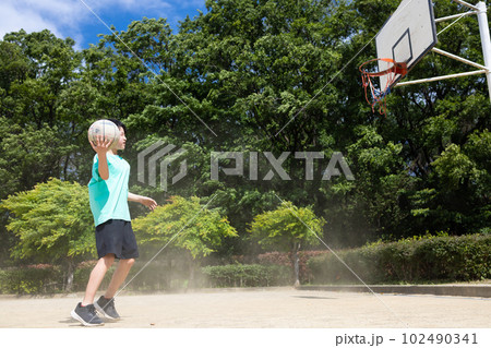 バスケットボールを楽しむ小学生 102490341