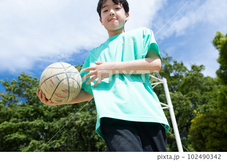 バスケットボールを楽しむ小学生 102490342