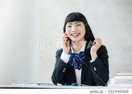 女子高生　制服　スマホ 102490408