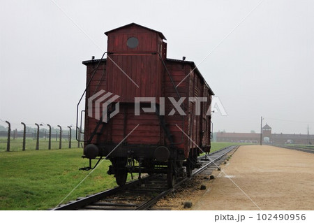ポーランド クラクフ郊外 ビルケナウ強制収容所の貨車 102490956