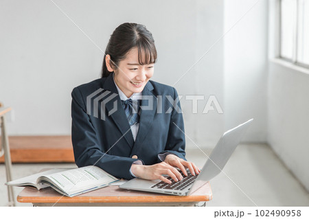 学校の教室・塾でパソコンを使って英語のオンライン学習する高校生・女子高生 102490958