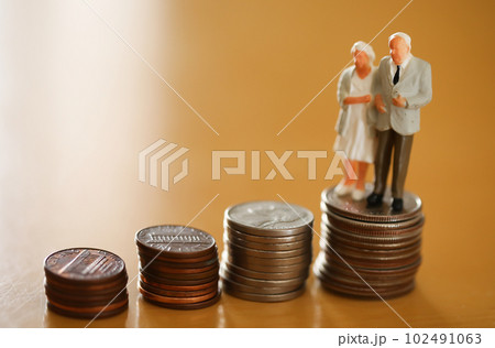 老夫婦と硬貨 老後のお金イメージ  102491063