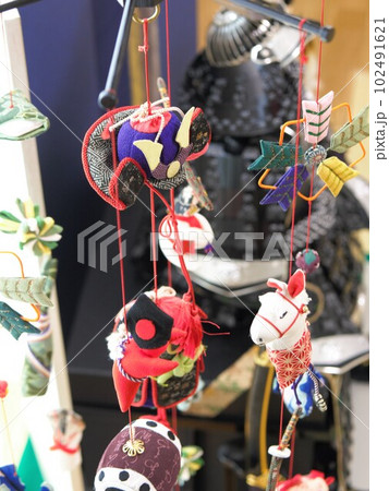 こどもの日の五月人形とつるし飾り 102491621