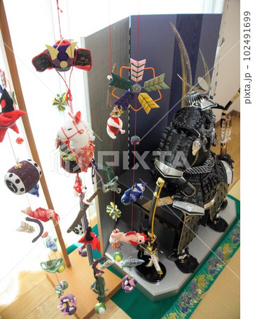 こどもの日の五月人形とつるし飾り 102491699