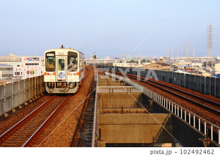 高規格・高架複線構造のローカル線 (城北線 小田井駅) 高規格・高架複線構造のローカル線 (城北線 小田井駅) 102492462