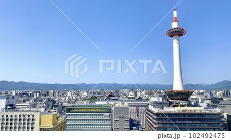 京都タワーと青空の街並み 102492475
