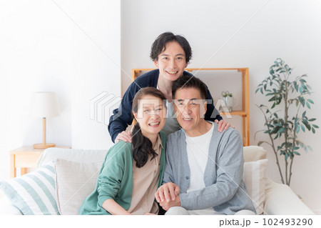 息子と親(家族・ファミリー・介護) 息子と親(家族・ファミリー・介護) 102493290