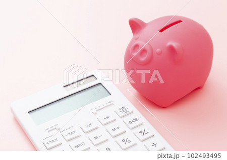 電卓と貯金箱 電卓と貯金箱 102493495