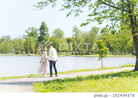 手を繋いで歩く恋人の写真 102494378