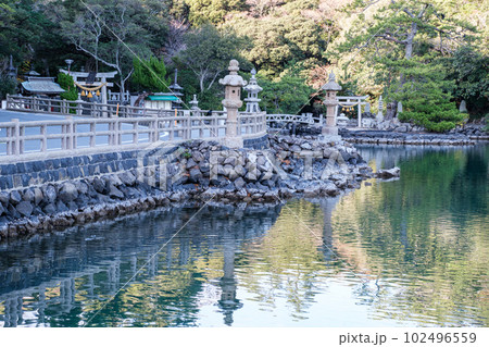明神池と厳島神社(山口県萩市) 明神池と厳島神社(山口県萩市) 102496559