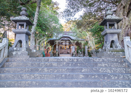 明神池と厳島神社（山口県萩市） 102496572