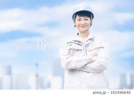 50代でも現場で活躍する女性エンジニア 102496646