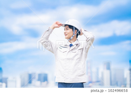 屋外で現場を確認するヘルメット姿のエンジニア 屋外で現場を確認するヘルメット姿のエンジニア 102496658