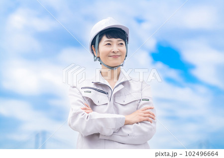 50代でも現場で活躍する女性エンジニア 50代でも現場で活躍する女性エンジニア 102496664