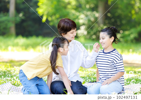 笑顔で並ぶ大人と子供 笑顔で並ぶ大人と子供 102497131