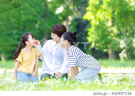 笑顔で並ぶ大人と子供 笑顔で並ぶ大人と子供 102497138