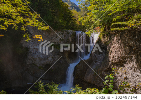 夏の志賀高原　雑魚川の大滝 102497144