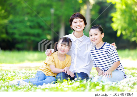 笑顔で並ぶ大人と子供 102497864