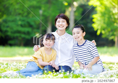 笑顔で並ぶ大人と子供 笑顔で並ぶ大人と子供 102497867