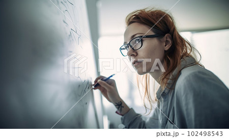 白人の高学歴の優秀な学生・大学の教授・先生・講師・キャリアウーマン 白人の高学歴の優秀な学生・大学の教授・先生・講師・キャリアウーマン 102498543