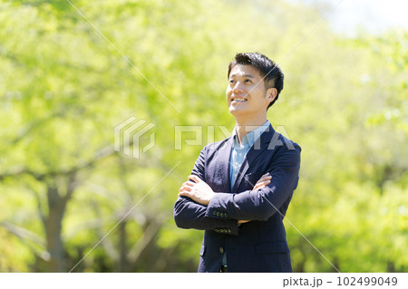 新緑で微笑むビジネスパーソンの写真 新緑で微笑むビジネスパーソンの写真 102499049
