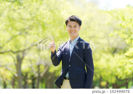 新緑で微笑むビジネスパーソンの写真 新緑で微笑むビジネスパーソンの写真 102499078