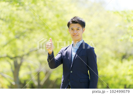 新緑で微笑むビジネスパーソンの写真 新緑で微笑むビジネスパーソンの写真 102499079