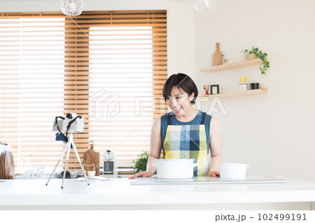 料理を動画に収録する女性 料理を動画に収録する女性 102499191