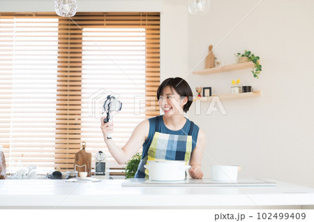 料理を動画に収録する女性 料理を動画に収録する女性 102499409