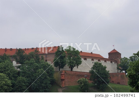 ポーランド クラクフ ヴァヴェル城の城壁 102499741
