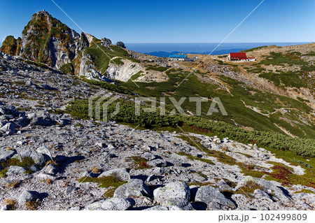伊那前岳方面から見る秋の中央アルプス・宝剣岳と山小屋 102499809