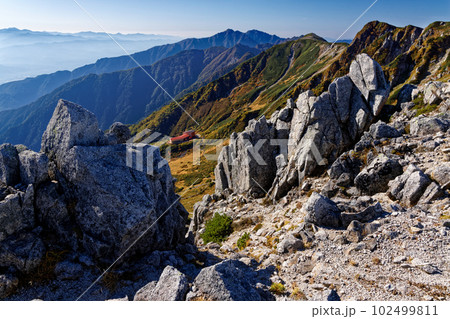 紅葉の中央アルプス・千畳敷カールと空木岳への稜線を望む 102499811