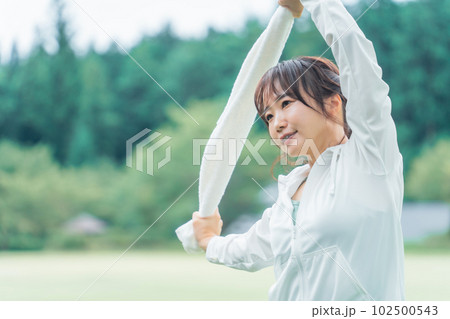 タオルを使って軽い運動ストレッチ・ヨガするアジア人女性 タオルを使って軽い運動ストレッチ・ヨガするアジア人女性 102500543
