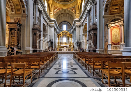 美しく装飾された大聖堂の内観 102500555