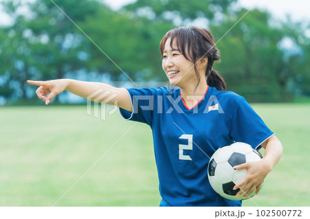 趣味でフットサル・サッカーをするサッカー選手の女性 趣味でフットサル・サッカーをするサッカー選手の女性 102500772