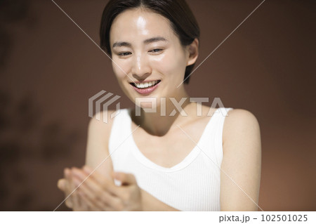 若い女性の洗顔イメージ スキンケア 若い女性の洗顔イメージ スキンケア 102501025