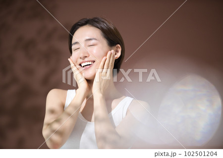 若い女性のビューティ 102501204