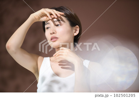 若い女性のビューティ 102501205