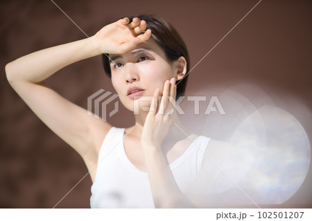 若い女性のビューティ 102501207