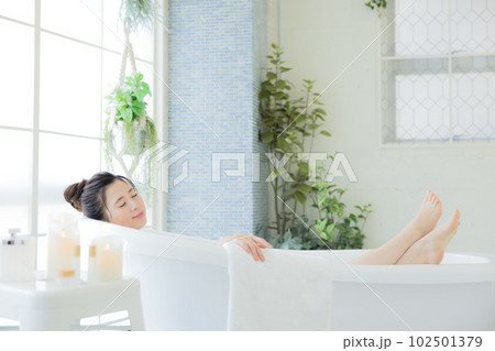 女性 ビューティー 入浴する若い女性 女性 ビューティー 入浴する若い女性 102501379