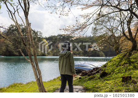 散歩する女性 102501380