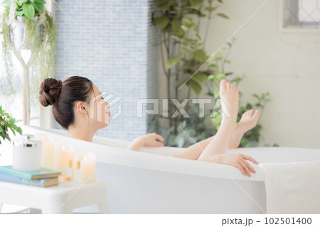女性 ビューティー 入浴する若い女性 女性 ビューティー 入浴する若い女性 102501400
