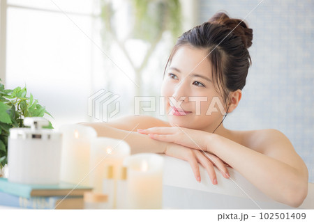 女性　ビューティー　入浴する若い女性 102501409