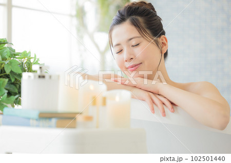 女性　ビューティー　入浴する若い女性 102501440