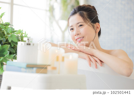 女性 ビューティー 入浴する若い女性 女性 ビューティー 入浴する若い女性 102501441