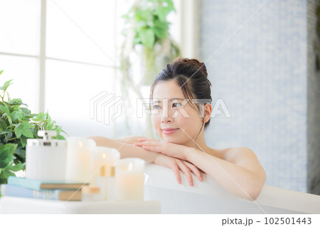 女性 ビューティー 入浴する若い女性 女性 ビューティー 入浴する若い女性 102501443
