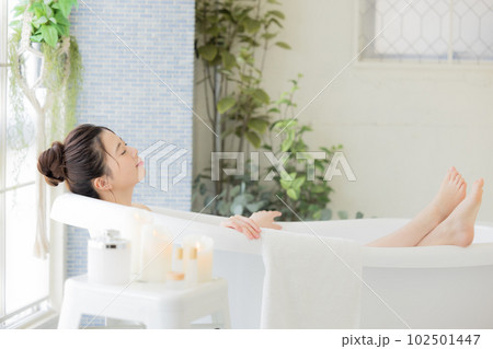 女性　ビューティー　入浴する若い女性 102501447