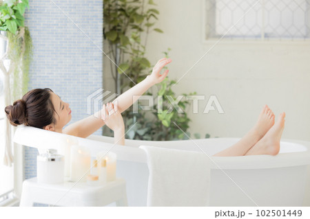 女性　ビューティー　入浴する若い女性 102501449