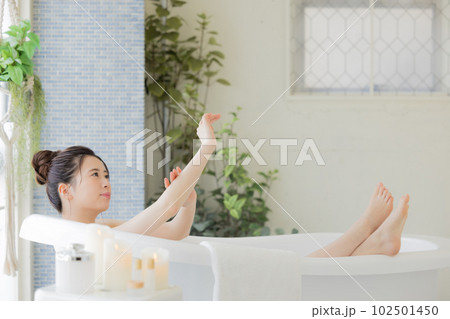 女性　ビューティー　入浴する若い女性 102501450